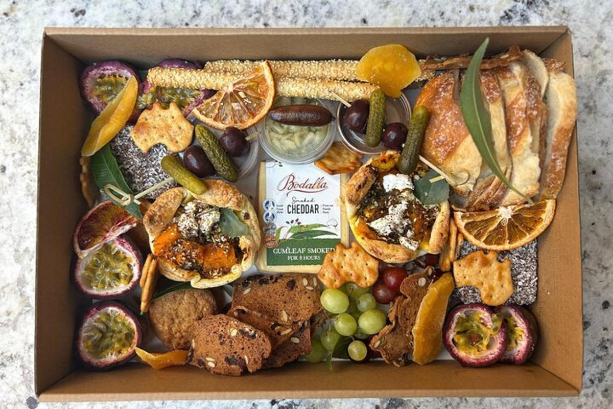 una caja llena de diferentes tipos de comida