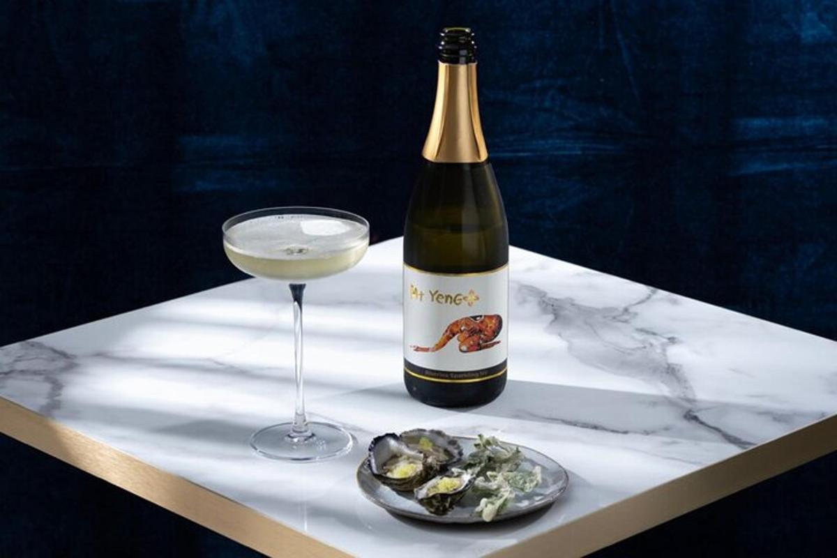 eine Flasche Wein und ein Glas auf einem Tisch