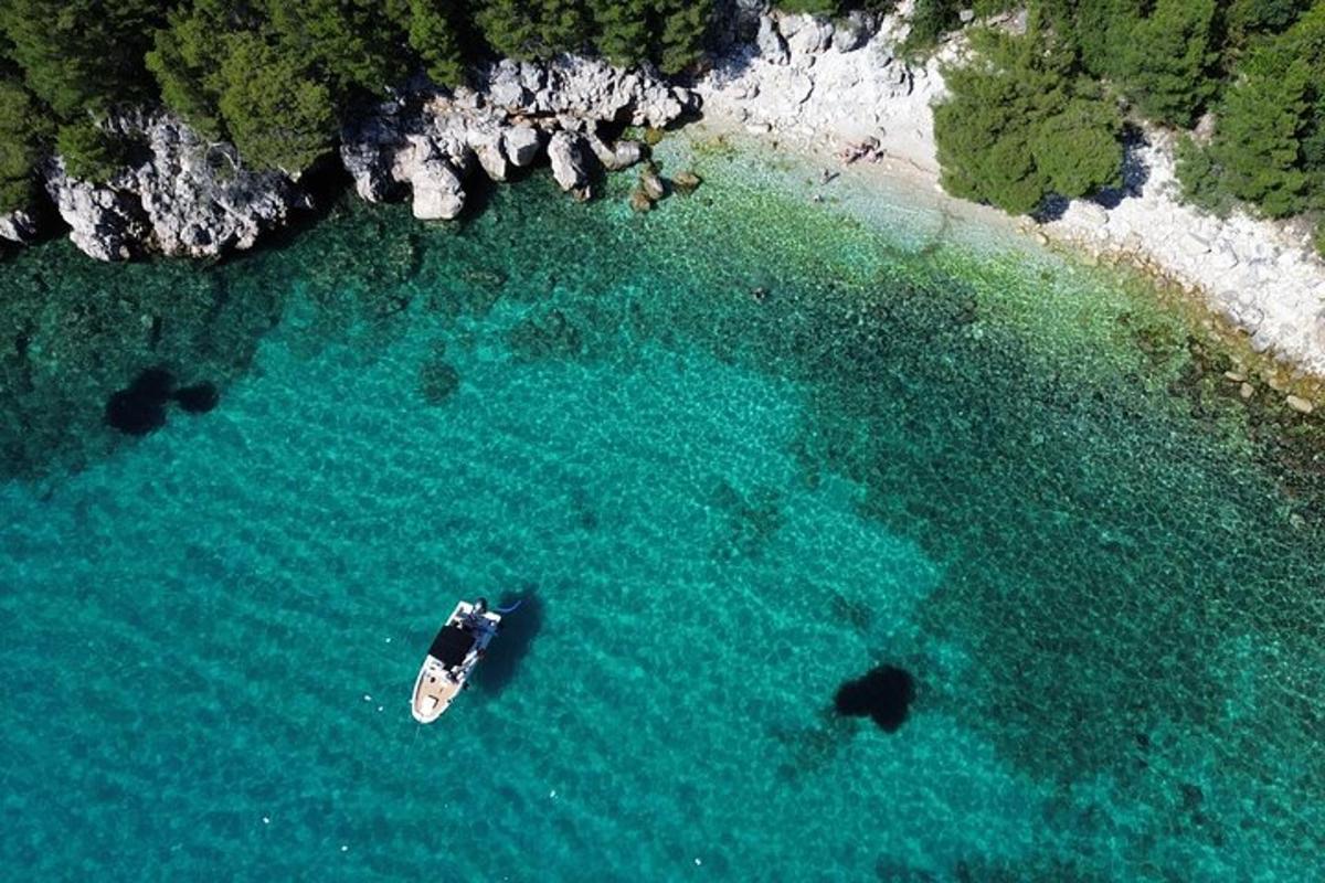o vedere aeriană a unei bărci într-o mare întindere de apă