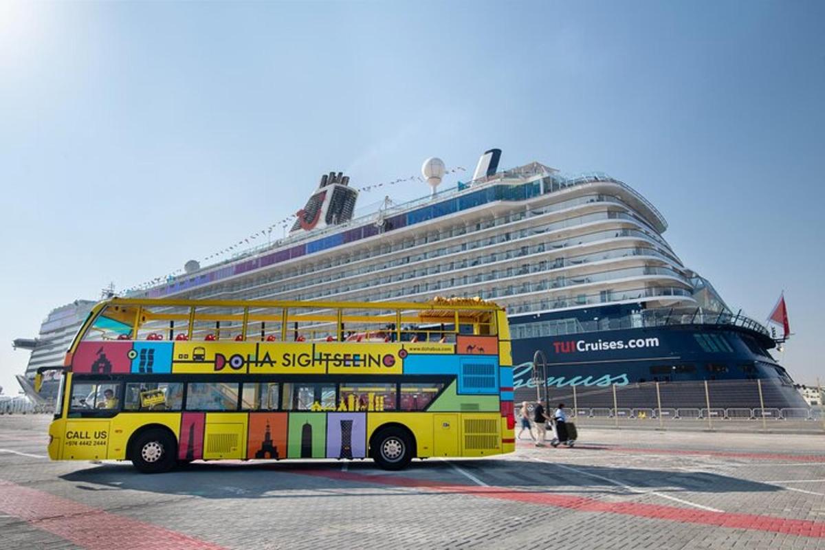 Un autobús amarillo de dos pisos frente a un crucero.