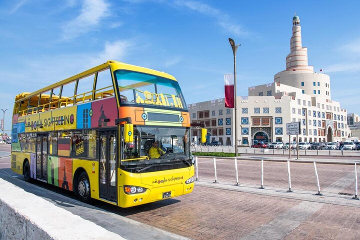 Un autobús amarillo de dos pisos circulando por una calle.
