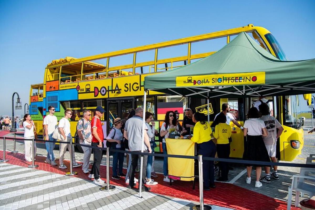 un grupo de personas de pie delante de un autobús