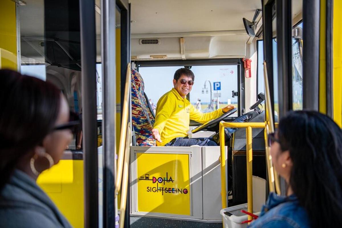 un hombre sentado en la puerta de un autobús