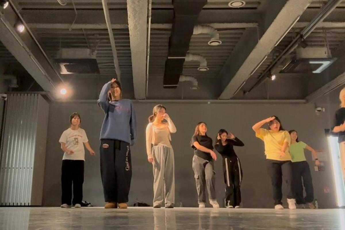 un gruppo di persone in piedi su un palco