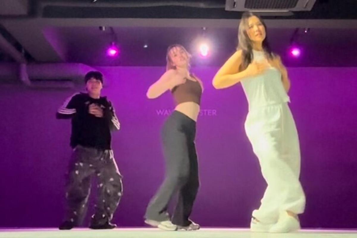 due donne e un uomo che ballano su un palco