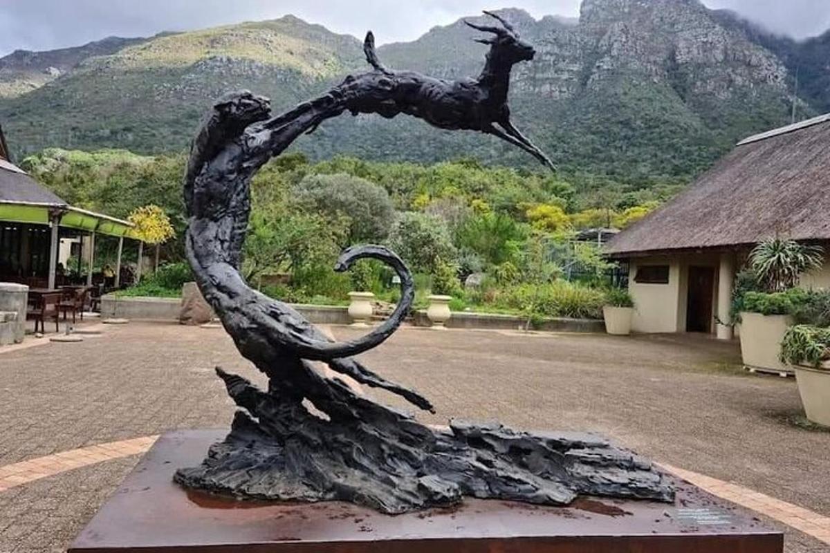 una statua di un cavallo in mezzo a una strada