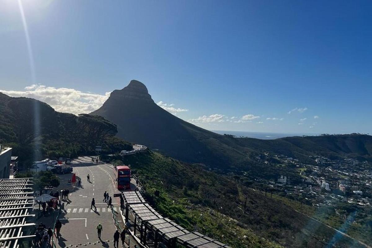 utsikt over et fjell med en buss på en vei