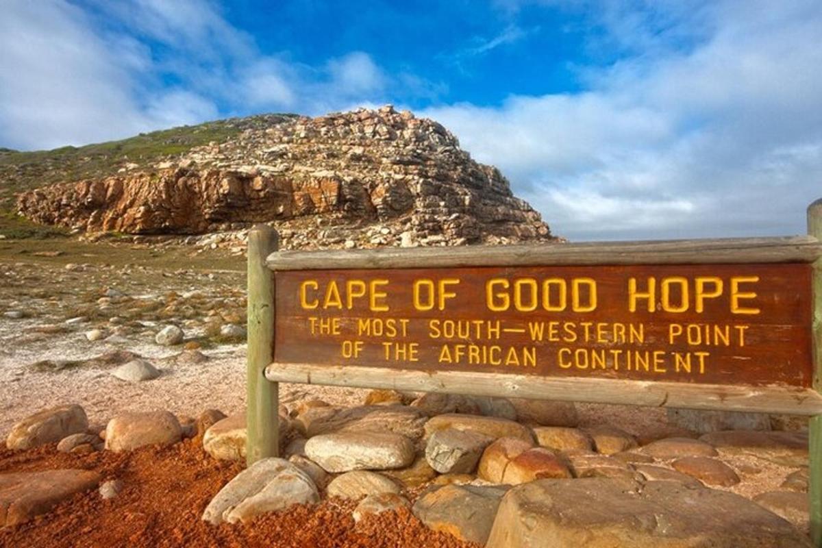 uma placa para o Cabo da Boa Esperança com uma montanha ao fundo
