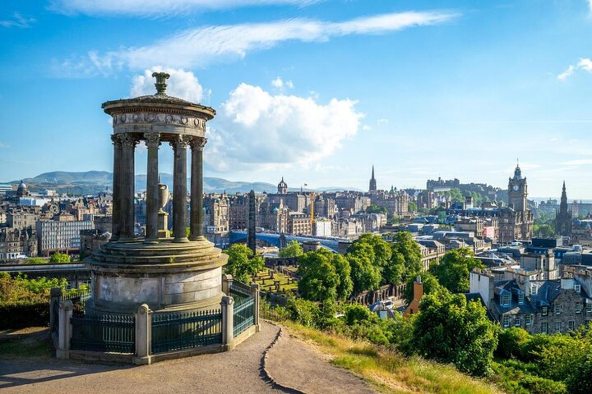 un monumento su una collina con vista su una città
