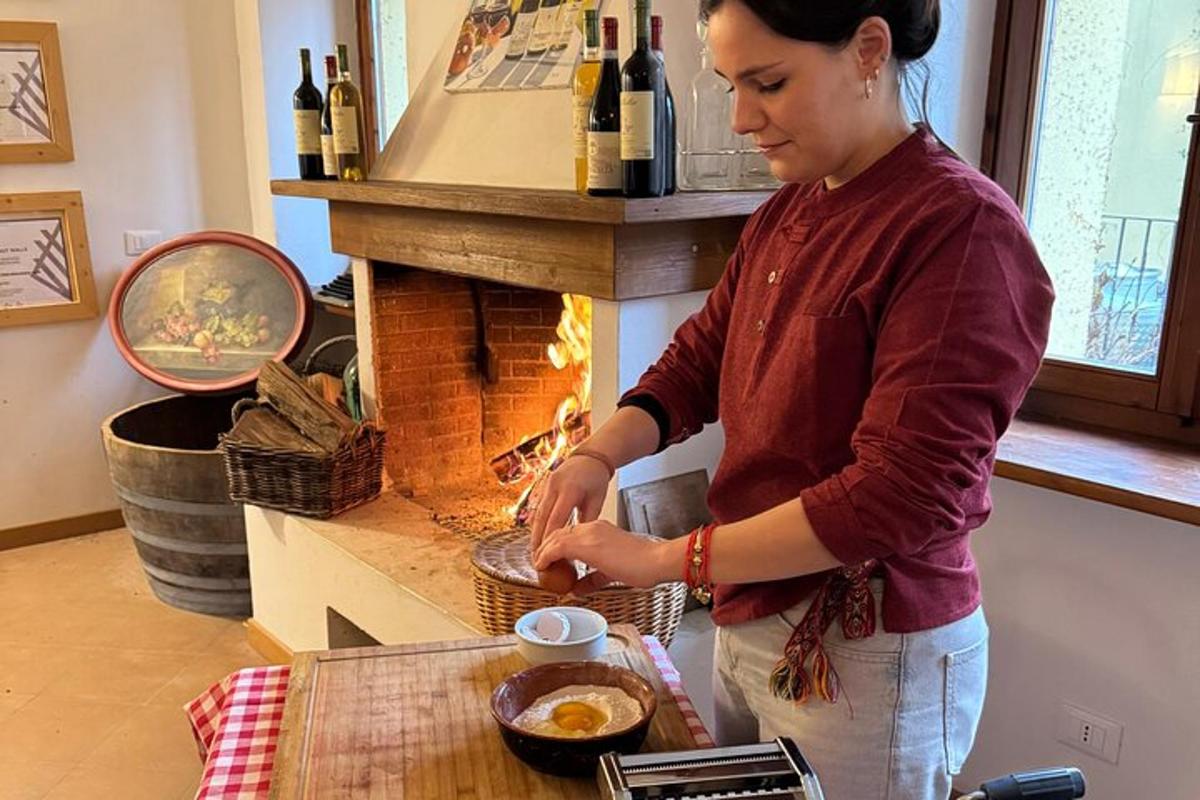 naine valmistab kaminaga köögis toitu