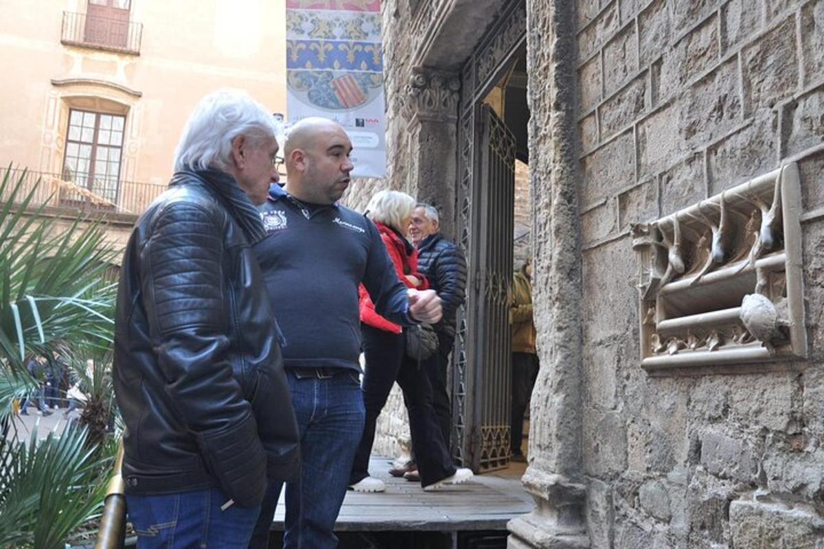 un grup de persones que es troben fora d'un edifici
