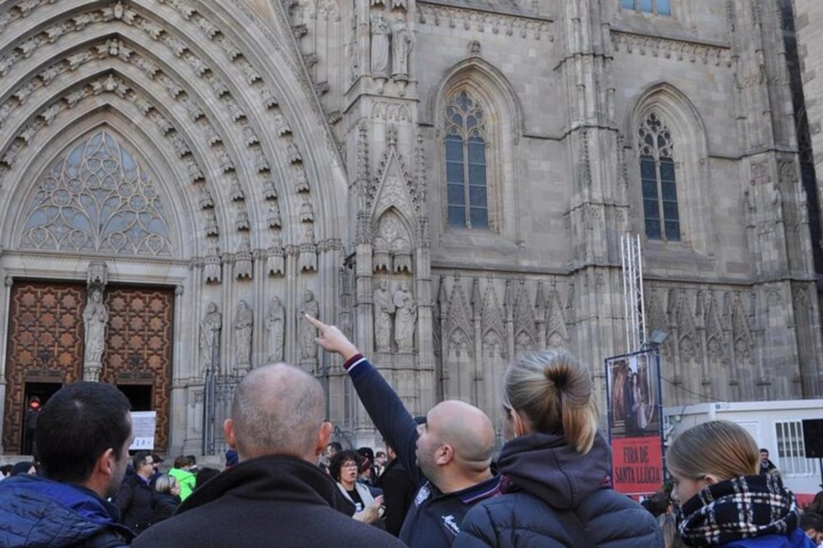 un grup de persones dempeus davant d'una catedral