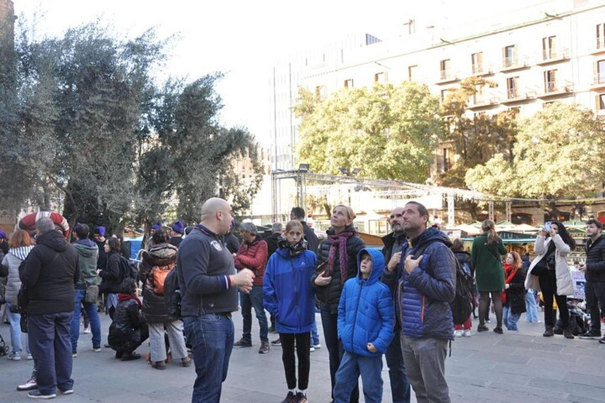 un grup de persones dempeus en un carrer de la ciutat