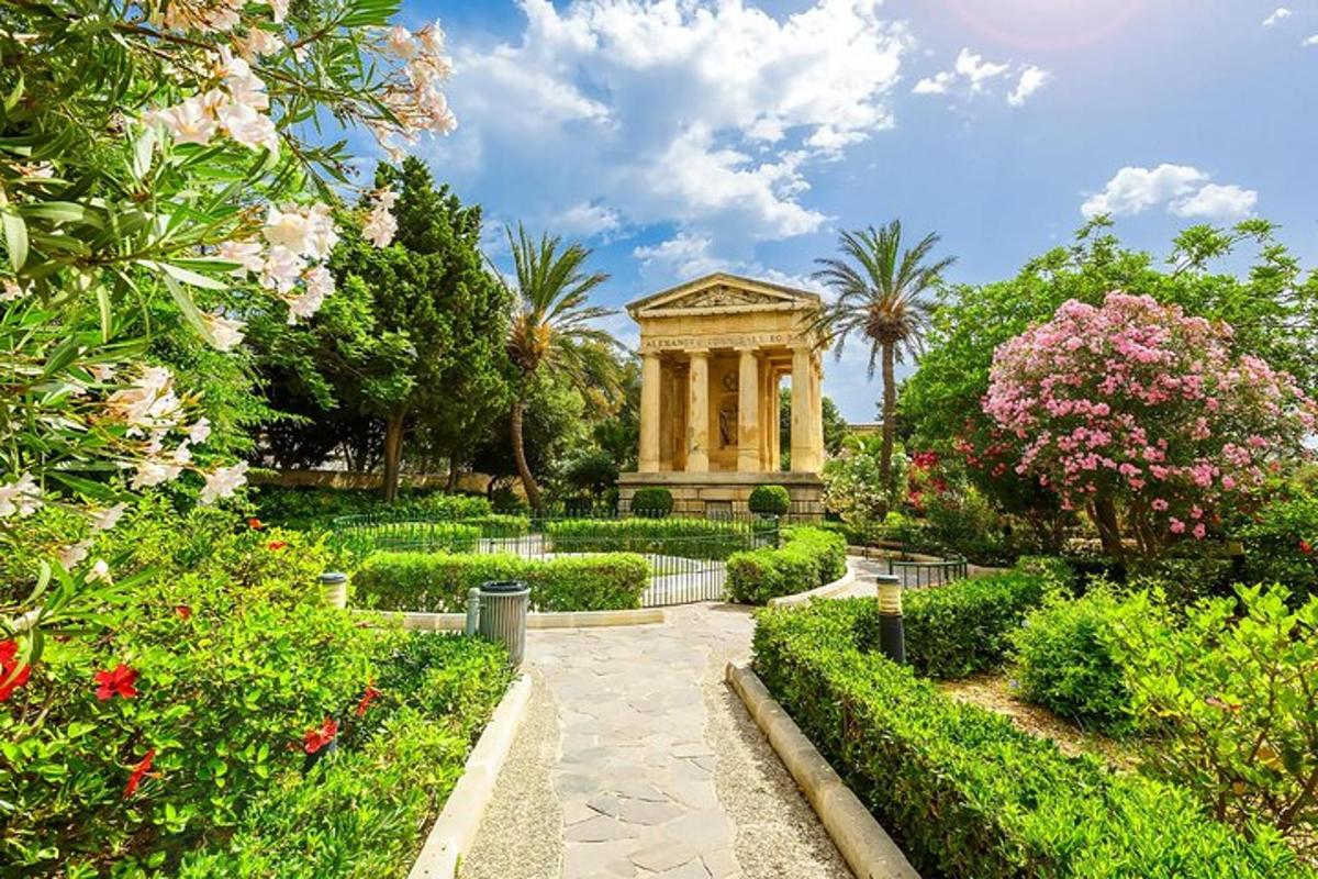 ένας κήπος με ένα κτίριο και μερικά λουλούδια και δέντρα