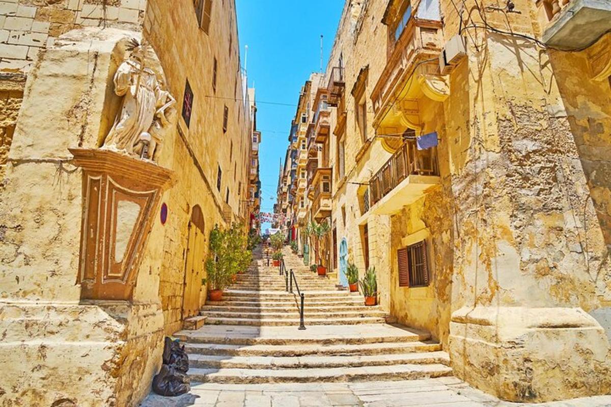 ένα σοκάκι σε μια παλιά πόλη με πέτρινα κτίρια
