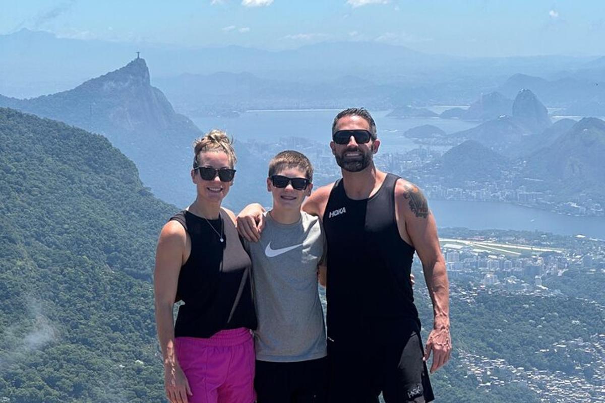 un gruppo di tre uomini in piedi sulla cima di una montagna