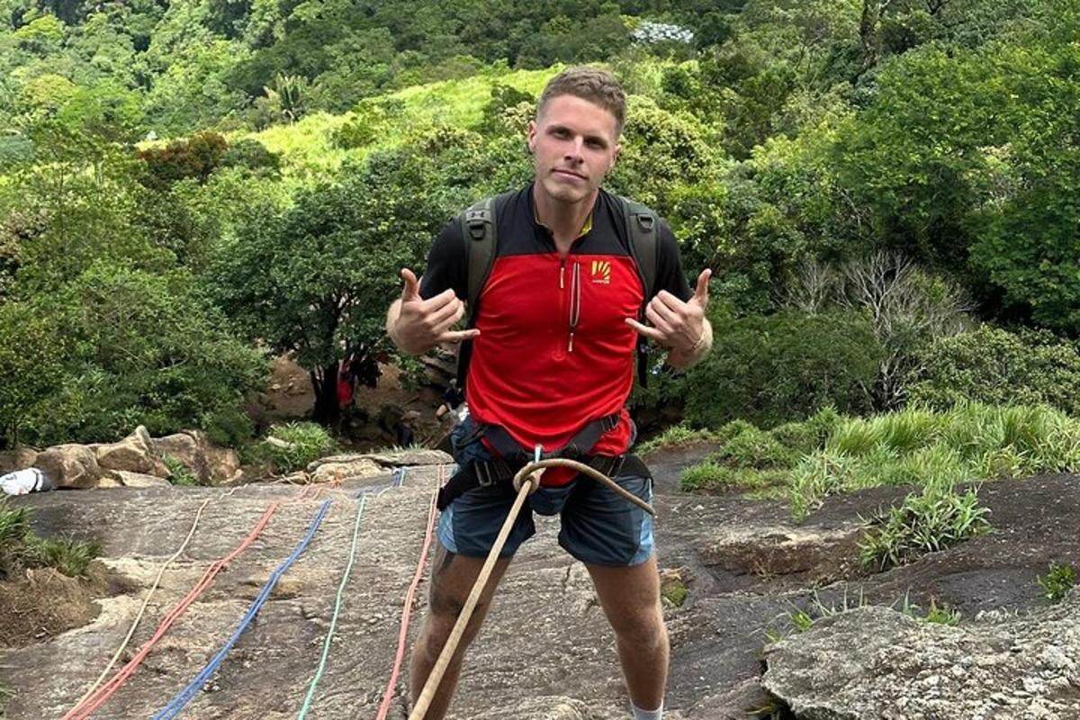 un uomo che cammina su una corda su un fiume