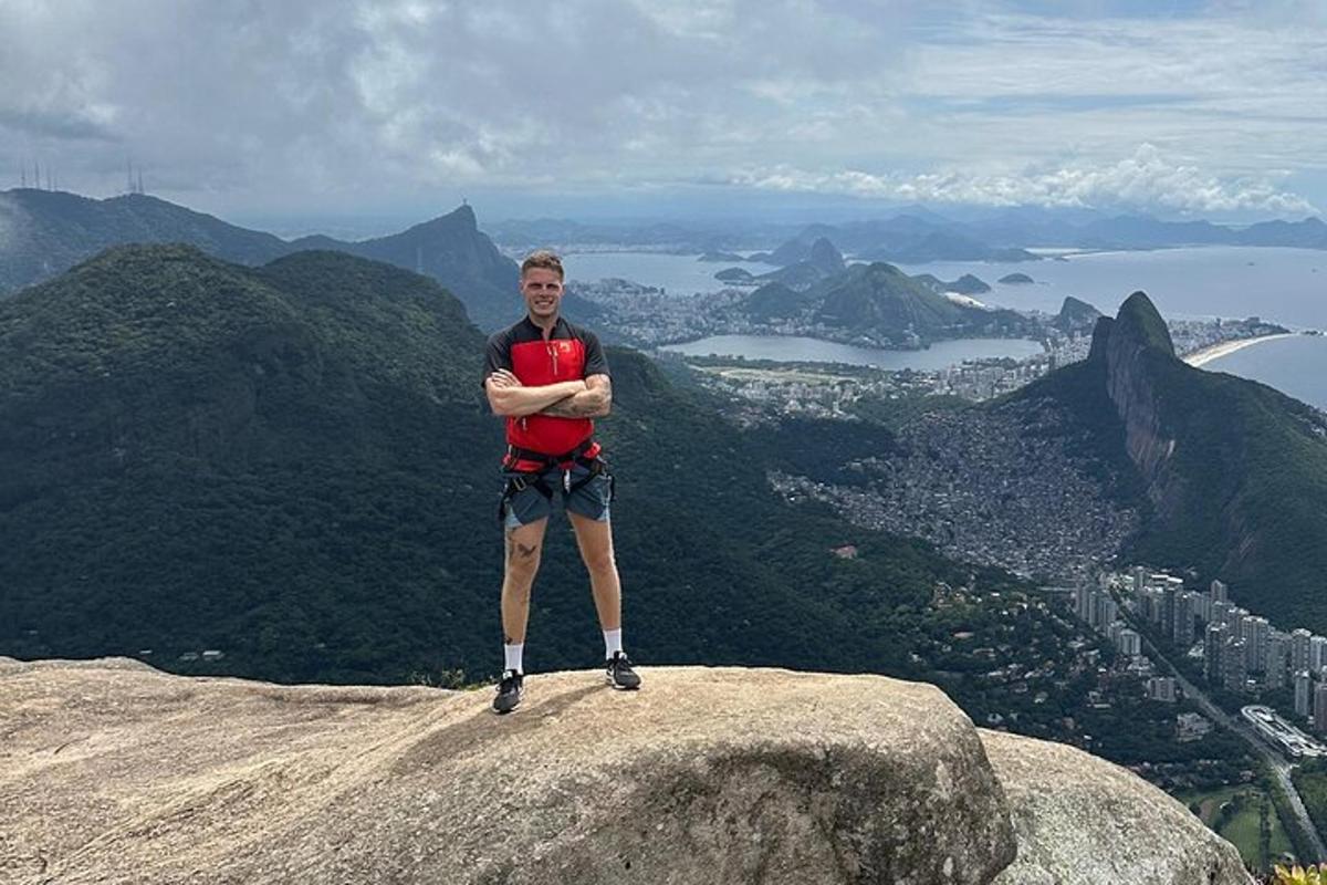 seorang lelaki berdiri di tepi gunung