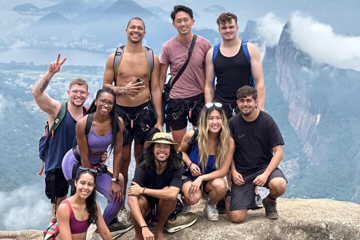 un gruppo di persone in posa sulla cima di una montagna