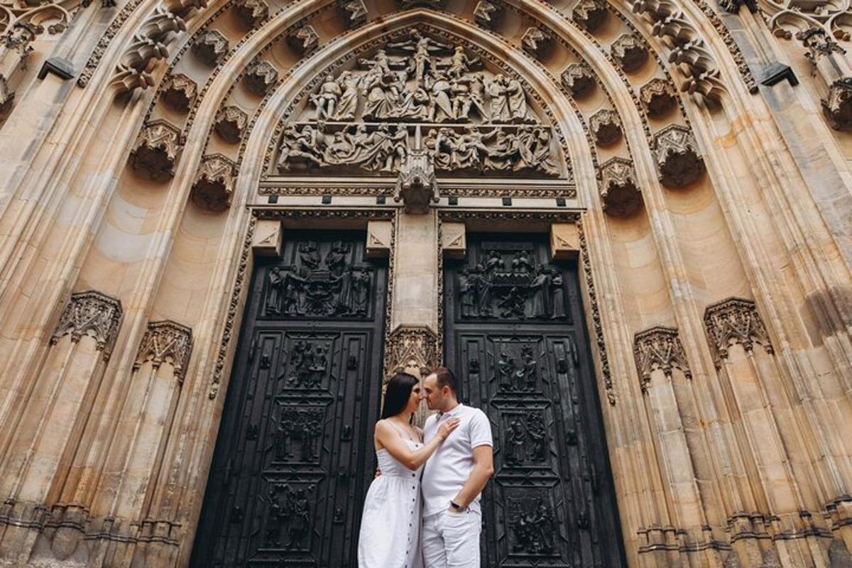 una sposa e uno sposo in piedi davanti a un edificio