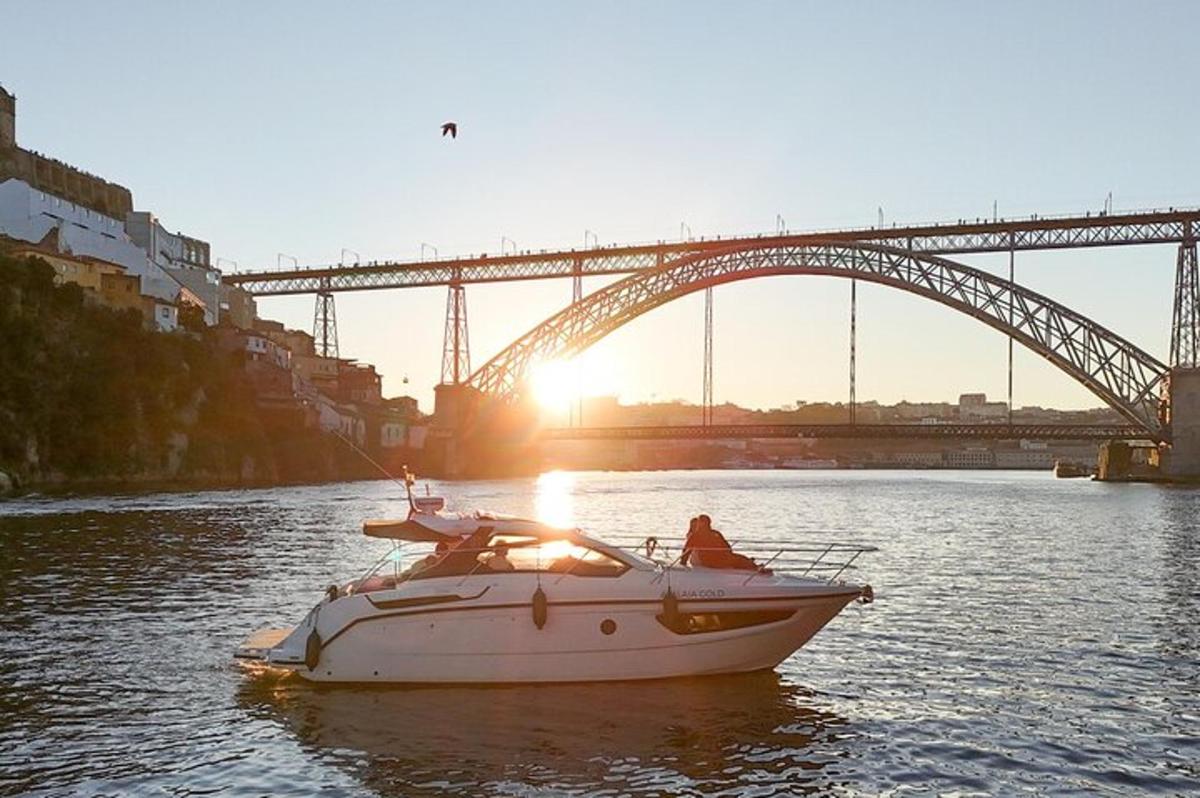 un barco en el agua frente a un puente