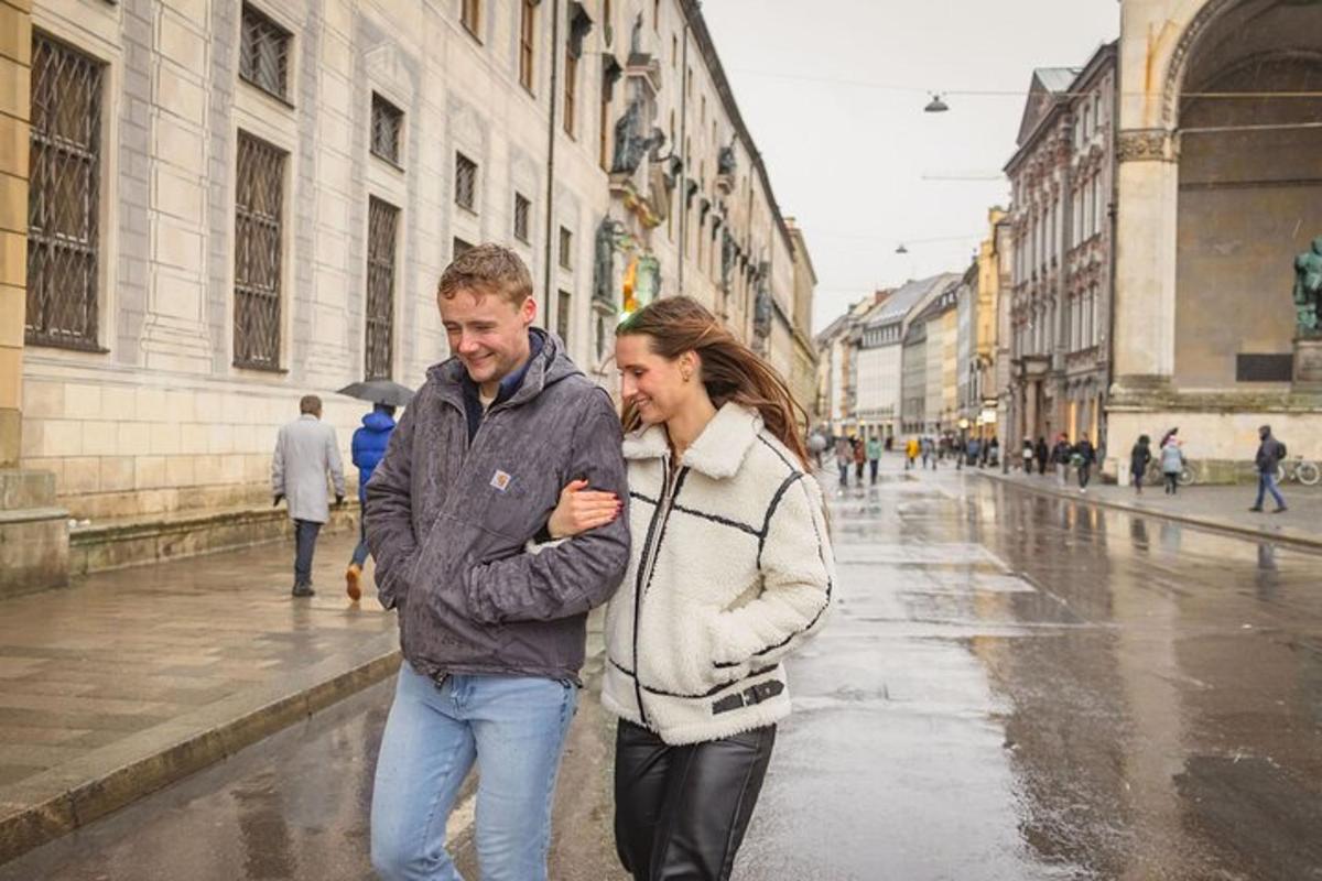mees ja naine kõnnivad mööda tänavat