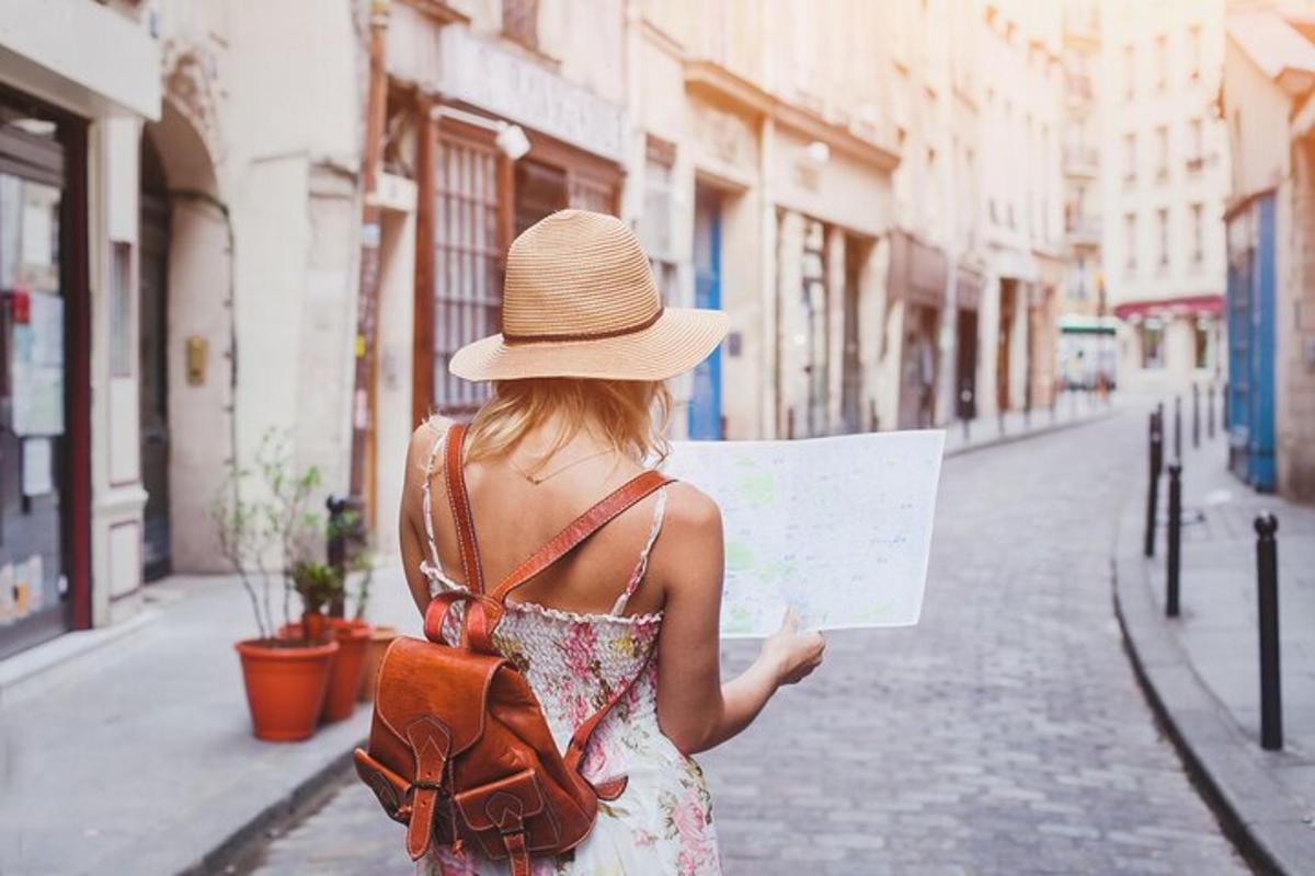 una donna con un cappello sta camminando lungo una strada