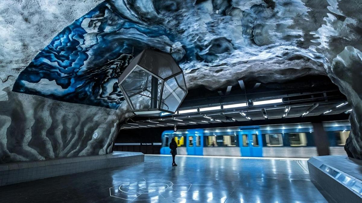 egy metróállomás, amelynek falán egy sárkányt ábrázoló festmény található