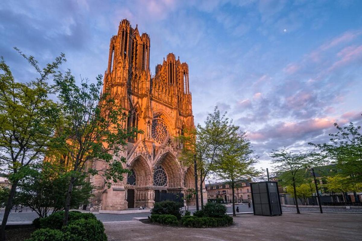 un gran edifici catedralici amb un cel ennuvolat