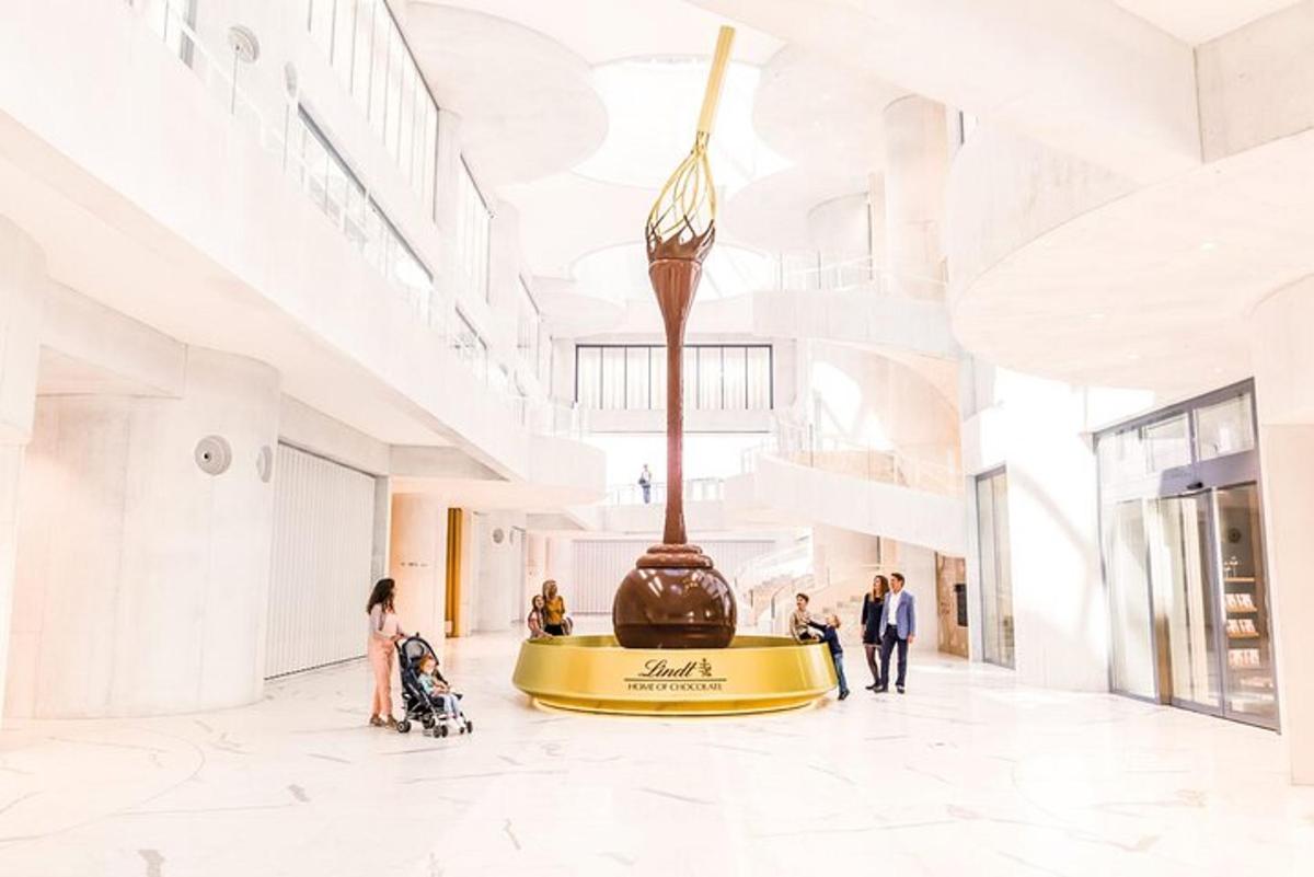 Un museo con una gran escultura en el medio de una sala.