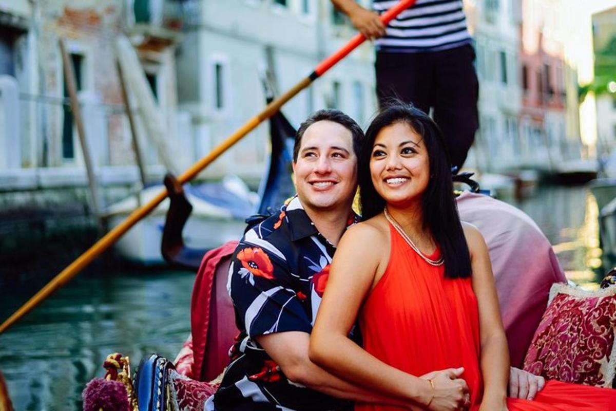 một người đàn ông và một người phụ nữ đang ngồi trên một chiếc thuyền gondola