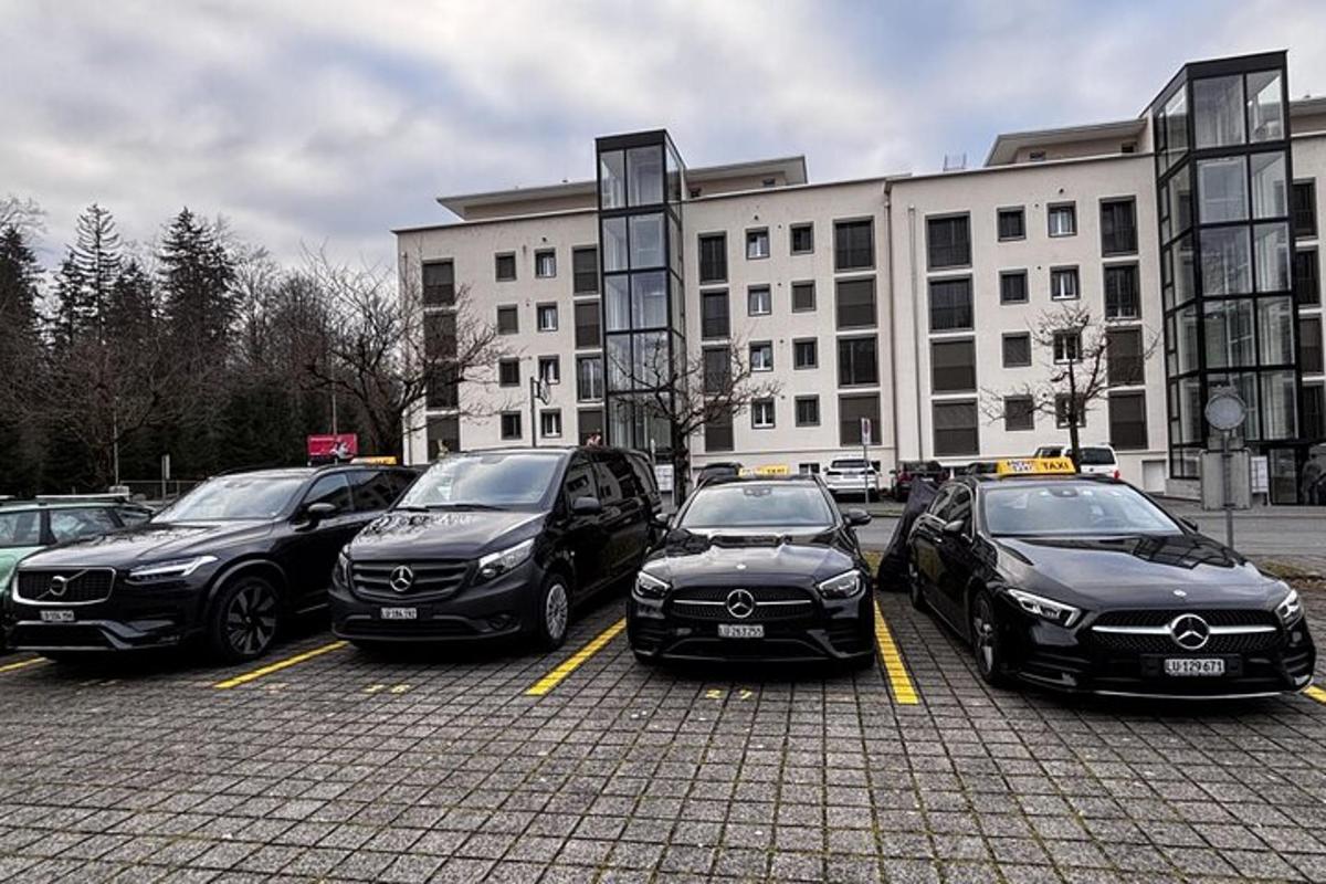 Un estacionamiento con autos estacionados frente a un edificio.