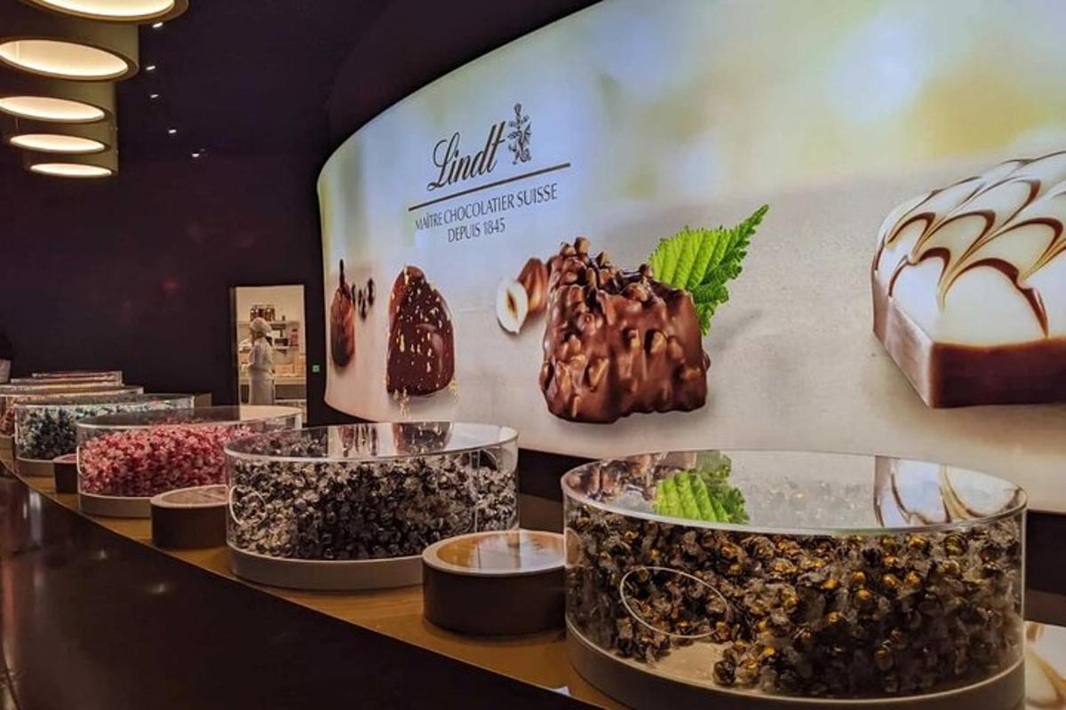 Una exhibición de diferentes tipos de postres en un mostrador.