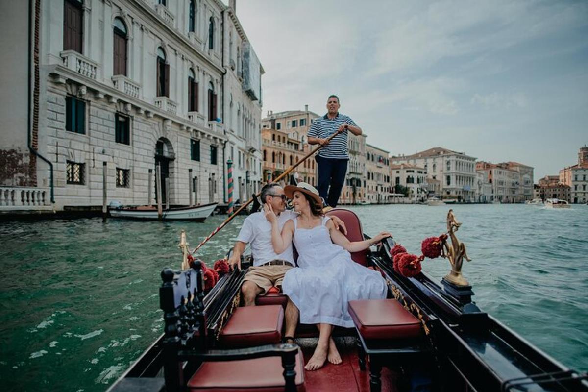một người đàn ông và một người phụ nữ trong một chiếc thuyền gondola trên mặt nước