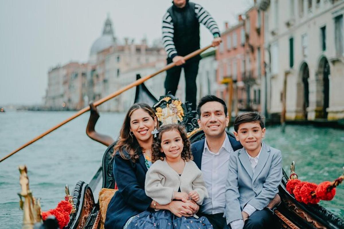 một gia đình đang ngồi trên thuyền gondola trên mặt nước