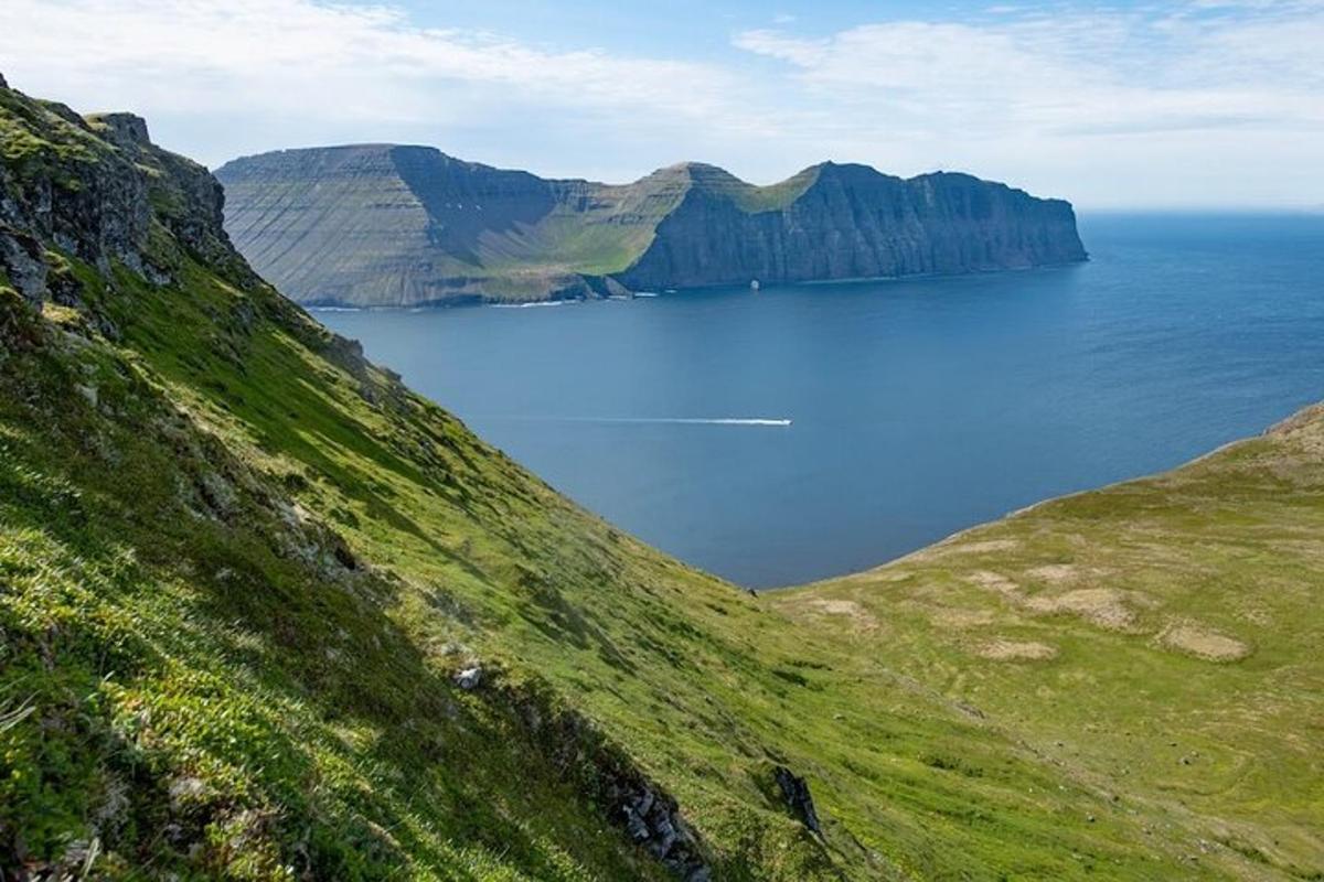 поглед на велику водену површину са брда