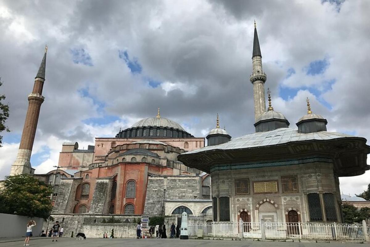 hoone, millel on mošee kahe minaretiga