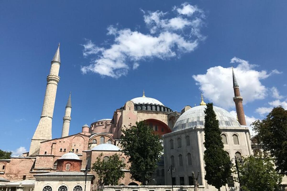 hoone kahe mošee ja sinise taevaga