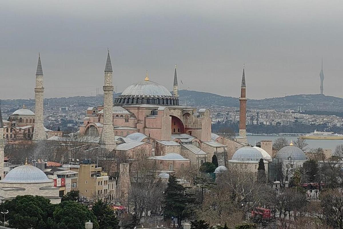 una grande moschea con due cupole e una città