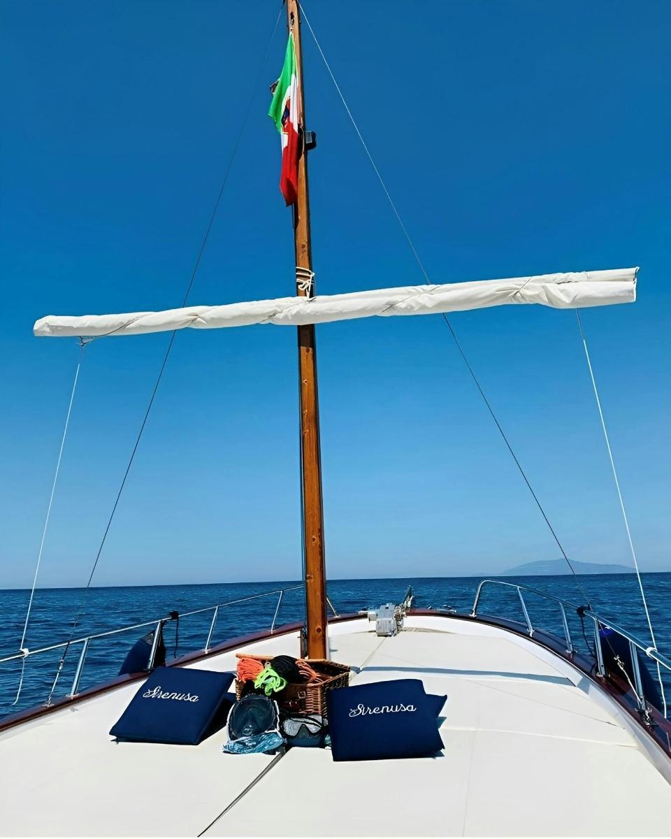una barca con una bandiera in cima all'oceano