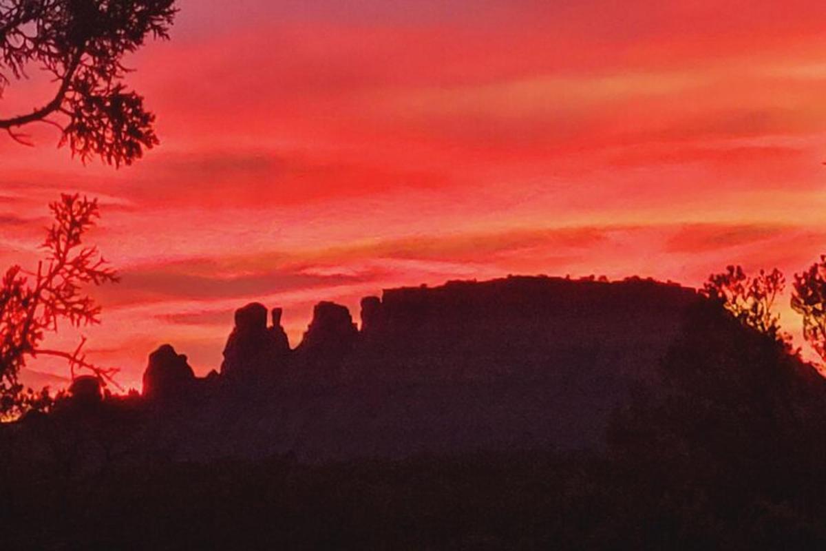 Una puesta de sol con la roca de la catedral en el horizonte