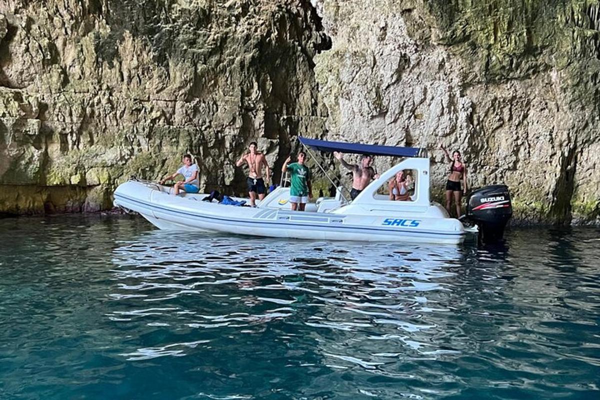 um grupo de pessoas em um barco na água