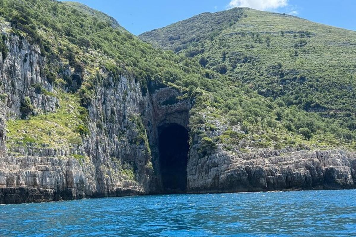 uma caverna na encosta de uma montanha na água