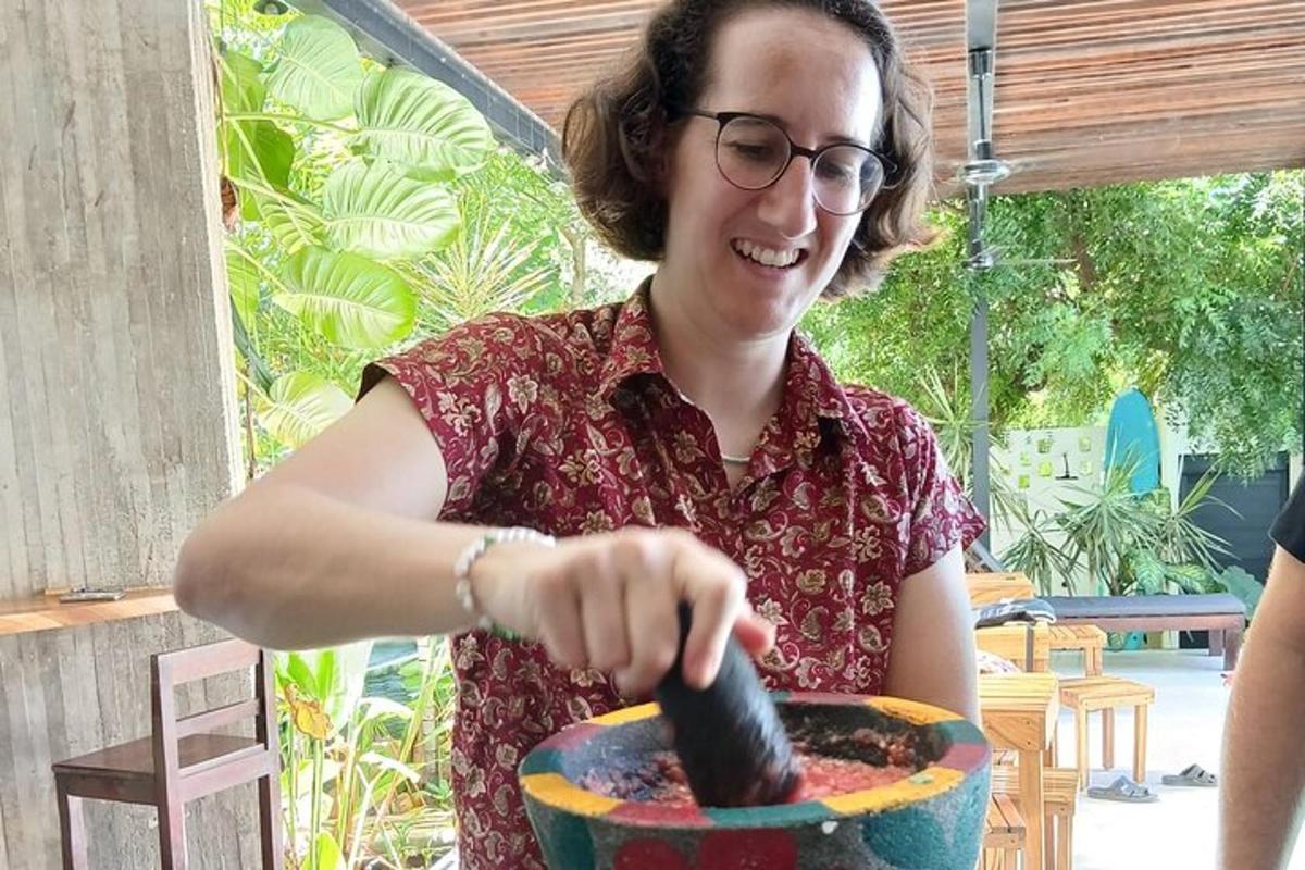 una donna sta mescolando una ciotola di cibo