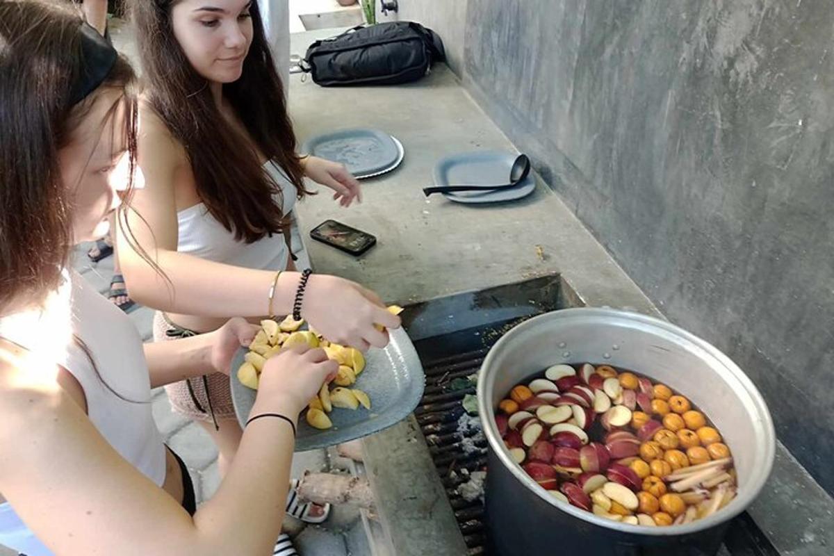 Dvě mladé ženy jedí ovoce v kbelíku