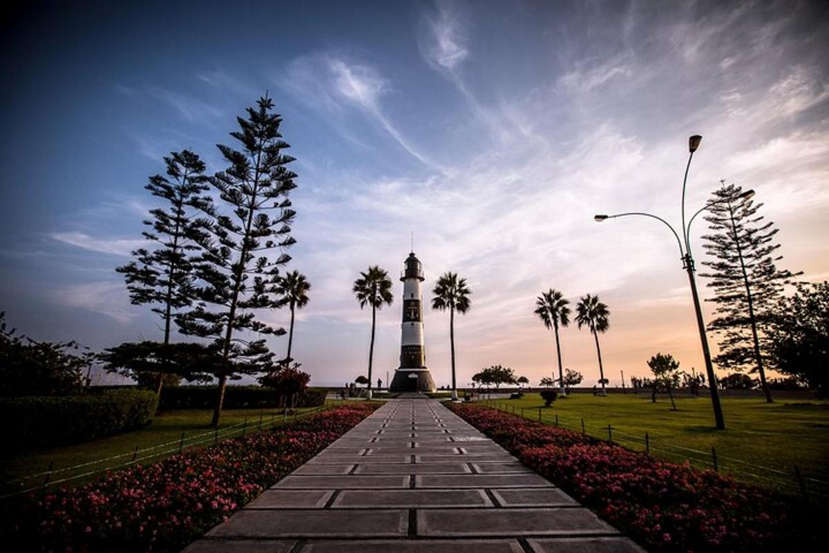 egy óratorony egy park közepén