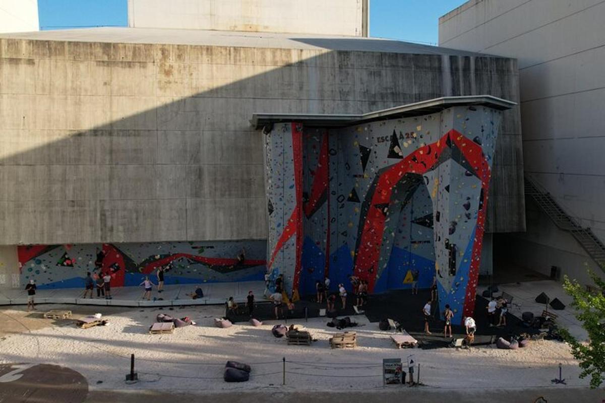 Un gran edificio con un gran mural en el costado.
