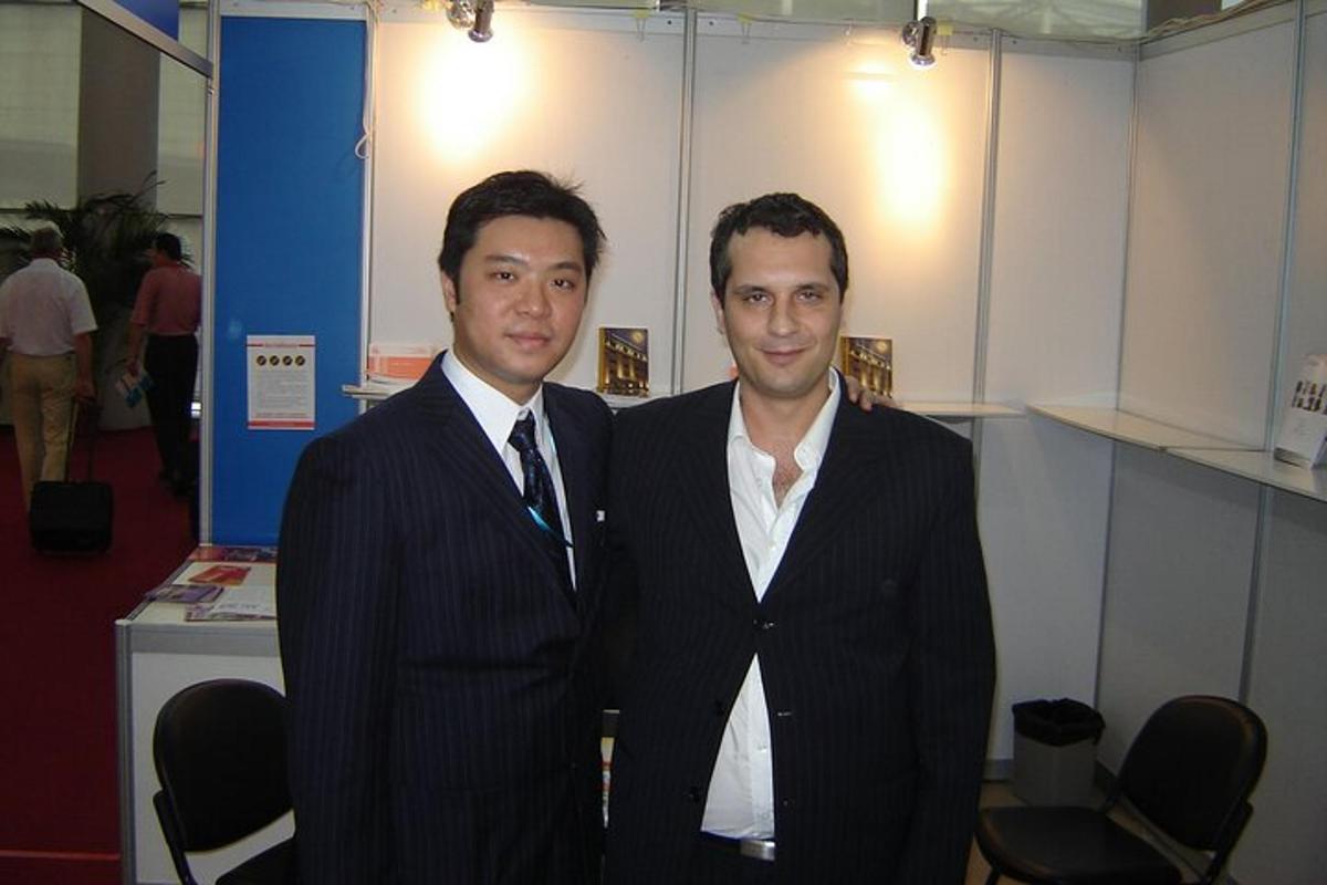dois homens de terno parados um ao lado do outro
