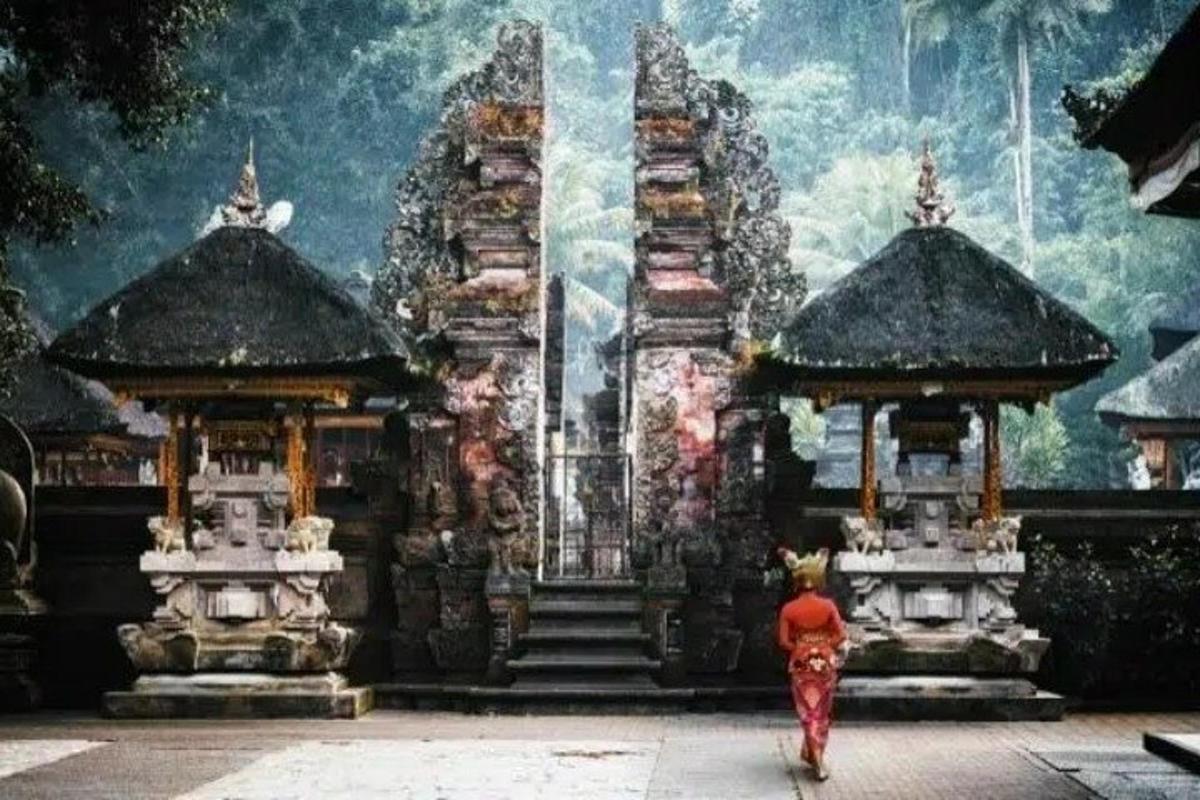 一个人在建筑物前行走