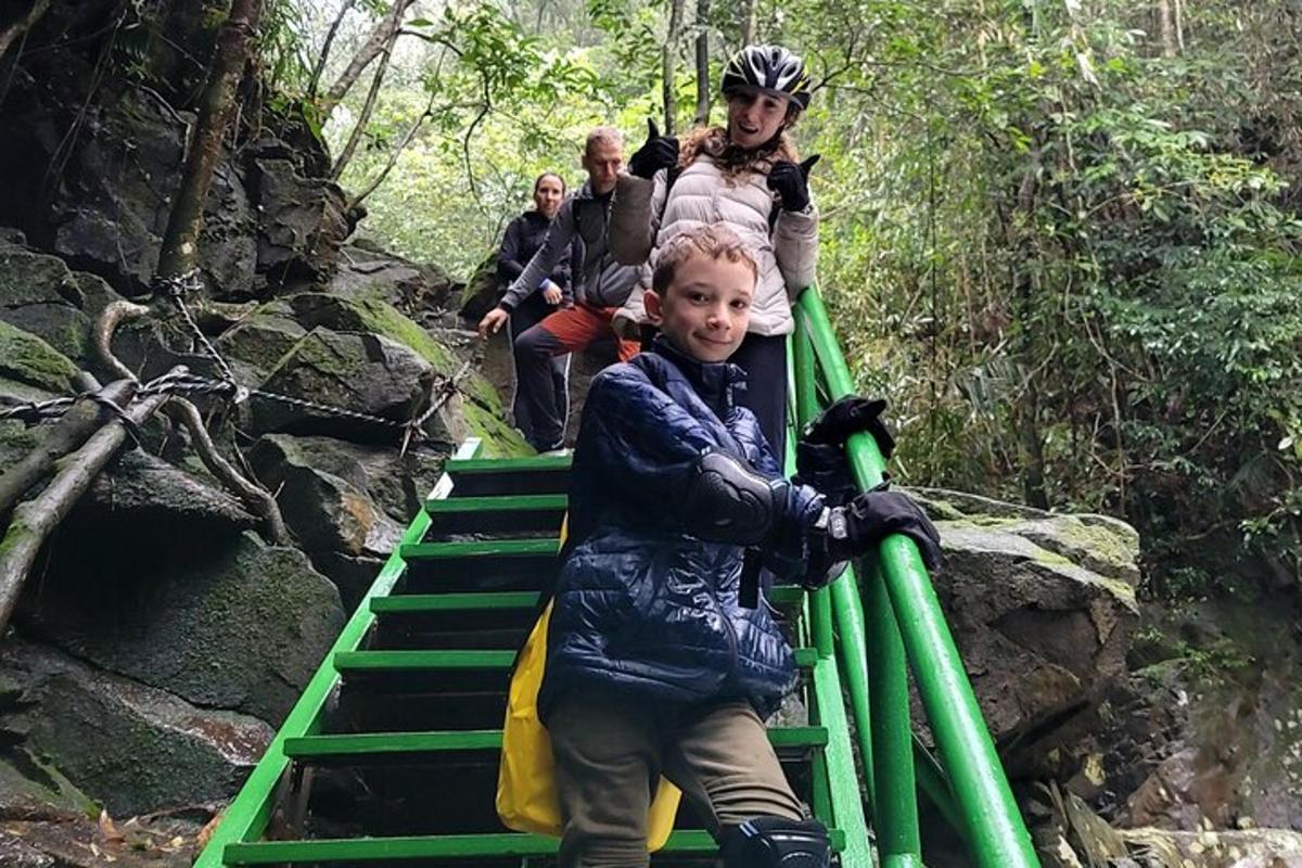 un gruppo di persone in piedi su un ponte verde